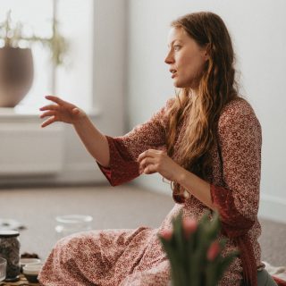 Kahe inspiratsioonipäeva jooksul juhtus midagi väga erilist✨

Me tulime kokku erinevate lugude, teekondade ja mõtetega ning lõime ruumi, kus oli päriselt turvaline jagada. Räägiti unistustest, sügavatest taipamistest ja sellest, mis meid kõiki Little Bridge Foundationi juurde on toonud. 
Üks hetk tulid välja ka taskurätikud… ja see on ainult märk sellest, et ruum oli hoitud ja päris🫶

Nagu Henessi hiljem meie ägedatele naistele ütles: “Ma tänan teid - sain teilt palju rõõmu ja usku ja usaldust. Elu ise loob seda kõike ja mina saan lihtsalt põnevusega vaadata, kuhu me koos välja jõuame.”

Aitäh kõigile, kes tulid ja lubasid end sellesse kogukonda koondada. See on alles algus, aga juba praegu on tunda, et koos saab sellest teekonnast midagi väga viljakat ja erilist🌱

Ahh, kui tore on teiega koos looma hakata! 

Aitäk kallid @yksmaja ja @joogaruum 🙏🏼🥹
Ja aitäh @hanna.o.bender ja Dreisy piltide eest, ja armas @satu.ee meile kokkamast 💕