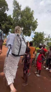 UGANDA VLOG ALUSTAB! ☀️🤍

Meie tiimiliikmed Hanna ja Gidon on jõudnud lastekodusse ja järgnevatel päevadel jagame teiega meie Uganda igapäevaelu! 

Tervitused kõigile, kes on olnud selle rohelise ja rõõmsa lastekodu sirgumise taga - iga väike annetus on selle koha loonud 🧚🏻